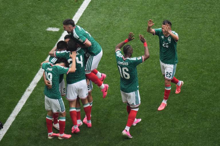 $!Jugadores de México celebran un gol.