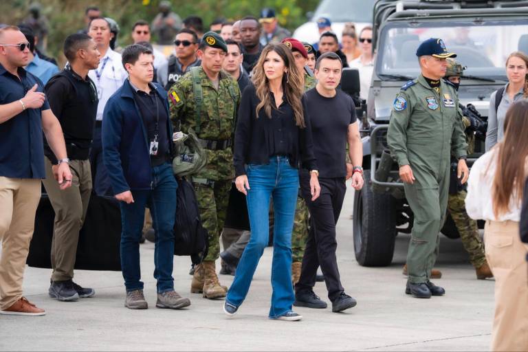 $!Kristi Noem y Daniel Noboa durante el recorrido para evaluar potenciales bases de EE.UU. en Ecuador.