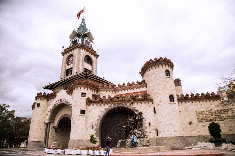 $!La Puerta de la Ciudad es un monumento arquitectónico icónico, en su interior hay tres salas de exposición temporal que acoge artistas plásticos nacionales y extranjeros.