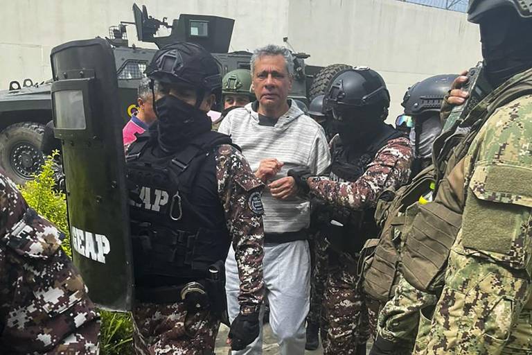 $!Jorge Glas escoltado por miembros del Grupo de Acción Penitenciaria Especial (GEAP).
