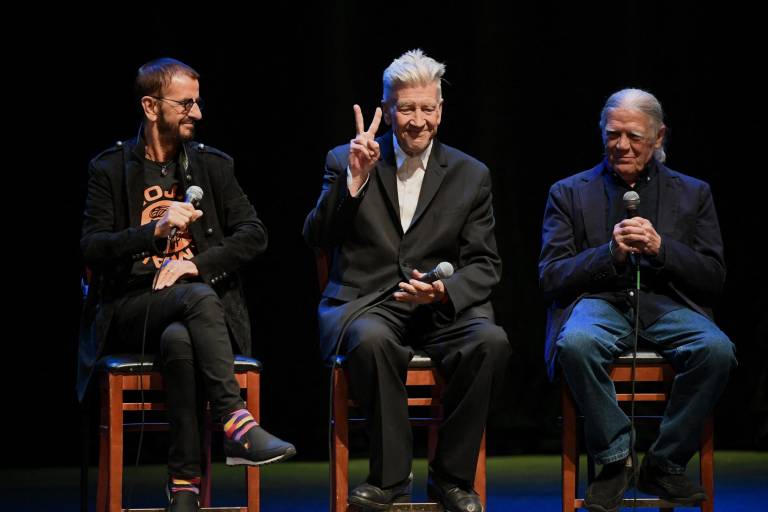 $!Ringo Starr, David Lynch y Henry Diltz hablan en el Teatro Saban el 29 de octubre de 2019 en Beverly Hills, California.