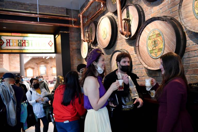 $!Muchas personas pudieron disfrutar de la bebida de los magos en el bar Butterbeer durante la inauguración de la tienda. (Photo by Angela Weiss / AFP)