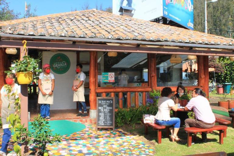 $!Inauguran en Quito una cafetería para reactivar económicamente a madres de niños con cáncer