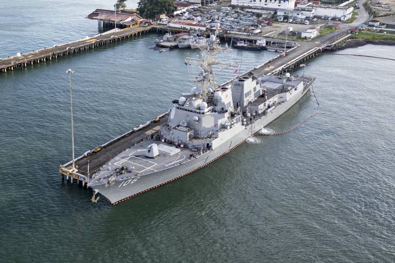 $!Esta vista aérea muestra al destructor USS Stockdale (DDG-106) atracando en el puerto de Balboa en la ciudad de Panamá el 20 de septiembre de 2025.