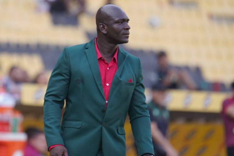 $!Por la temporada navideña, Segundo Alejandro Castillo utilizó los colores verde y rojo para dirigir un partido de Barcelona SC.