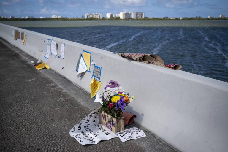 $!Flores y mensajes en el puente Teodoro Moscoso, donde el boxeador puertorriqueño Félix Verdejo arrojó el cuerpo de Keishla Rodríguez en San Juan, Puerto Rico, el 3 de mayo de 2021.