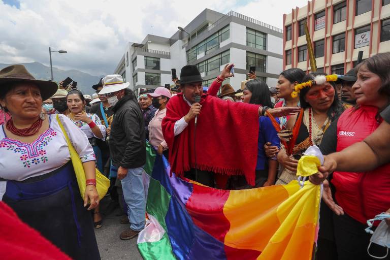 $!El presidente de la Confederación de Nacionalidades Indígenas del Ecuador (Conaie), Leonidas Iza (c), habla en una marcha este martes, en Quito (Ecuador).