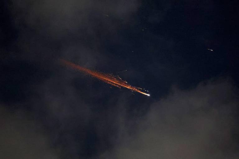 $!Se ven rastros de cohetes en el cielo sobre la ciudad costera israelí de Netanya en medio de un nuevo aluvión de ataques con misiles iraníes el 21 de junio de 2025.