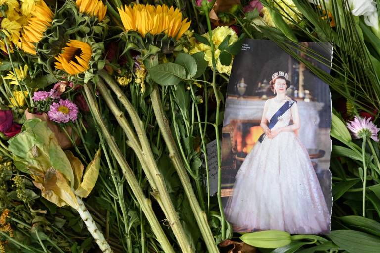 $!Flores y tributos fotografiados en Londres un día antes del funeral de la reina Elizabeth II.