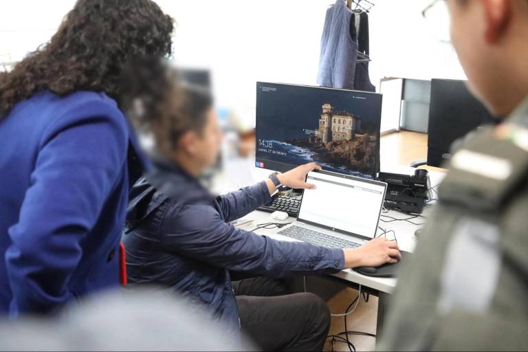 $!Agentes revisaron el contenido de computadoras de las oficinas.