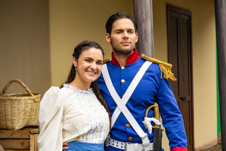 $!La actriz Verónica Pinzón, quien interpreta a Isabelita Morlás, posa junto al actor Emmanuel Palomares.