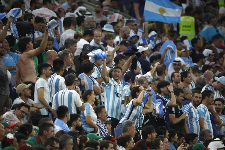 $!Aficionados argentinos celebran el triunfo de su equipo hoy, al final de un partido de la fase de grupos del Mundial de Fútbol Qatar 2022 entre Argentina y México en el estadio de Lusail (Catar).