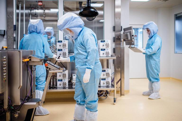 $!PARA PROTEGER: Al Ácido Ribonucleico modificado, que actuará como un talón de Aquiles en el virus, se lo encapsula en una burbuja de etanol. Para evitar que accidentalmente una chispa cause un incendio, los empleados usan botas antiestáticas especiales.