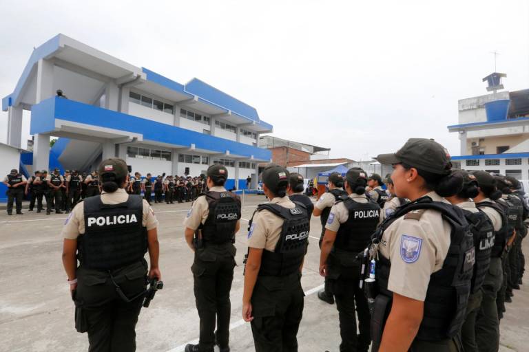 $!A la ceremonia de entrega del nuevo cuartel intermediario acudieron decenas de policías, que escucharon atentamente la declaración del mandatario.