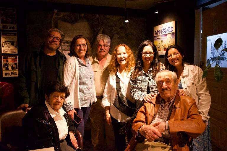 $!María Amelia Viteri junto a Alfredo Baier y su familia, y el equipo de La Fractura del Siglo en un evento dedicado a la memoria de José Ignacio Burbano.