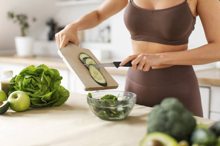 $!Mujer preparando una ensalada.