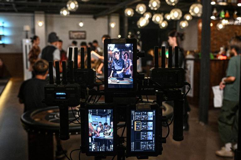 $!La fotografía, tomada el 10 de octubre de 2025, muestra las pantallas de un estudio de cine de microdramas en Shanghái.