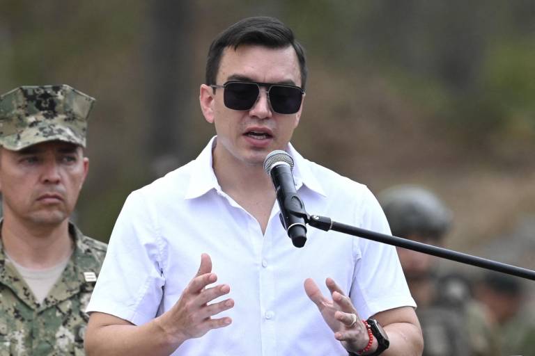$!El presidente de Ecuador, Daniel Noboa, habla durante una ceremonia de entrega de rifles y pistolas a soldados del Cuerpo de Infantería de la Armada del Ecuador en Guayaquil, Ecuador, el 28 de octubre de 2024.
