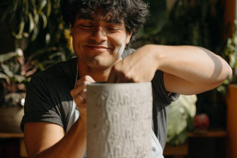 $!El ceramista ecuatoriano Alfonso Ponce, aplicando sellado prehispánico en sus piezas. Foto.Jarol Nelson