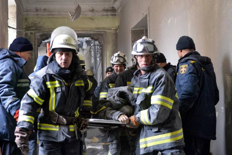 $!El personal de emergencias saca un cuerpo del ayuntamiento local dañado de Kharkiv el 1 de marzo de 2022, destruido como resultado del bombardeo de las tropas rusas.