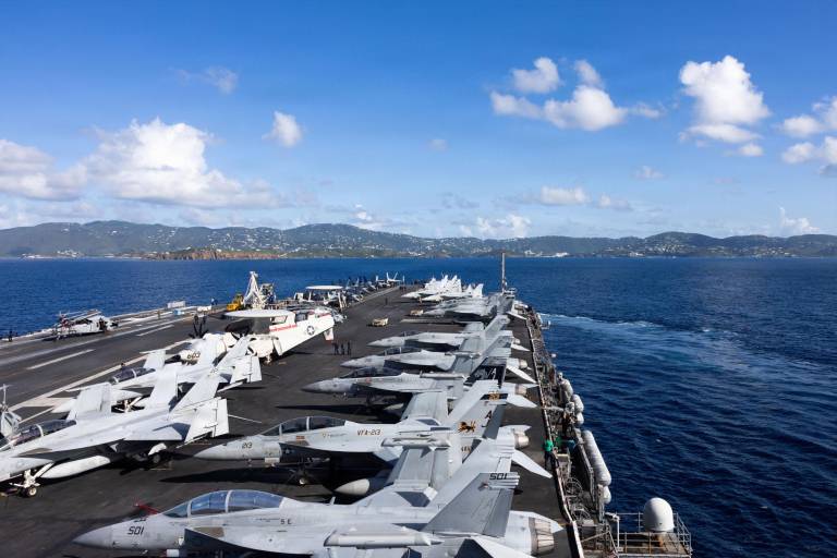 $!El portaaviones USS Gerald R. Ford (CVN 78) llegando a St. Thomas, Islas Vírgenes de los EE. UU., el 1 de diciembre de 2025.