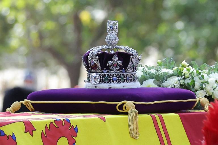 $!La corona de la Reina Elizabeth II, adornando su féretro durante la procesión realizada hoy, 14 de septiembre del 2022. (Photo by MARKO DJURICA / POOL / AFP)