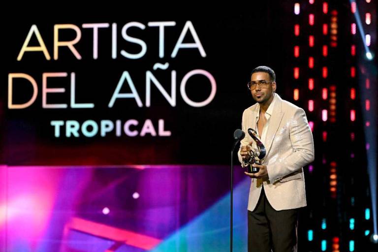 $!Romeo Santos defendió la cultura latina al recibir su galardón en la categoría tropical.