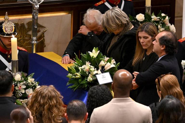 $!Miguel Uribe Londoño (C) y María Carolina Hoyos (2da-D), padre y hermana del difunto precandidato presidencial colombiano Miguel Uribe Turbay.