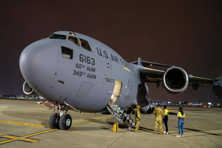 $!La fotografía muestra una de las aeronaves en la que viajan los migrantes ecuatorianos deportados de Estados Unidos.