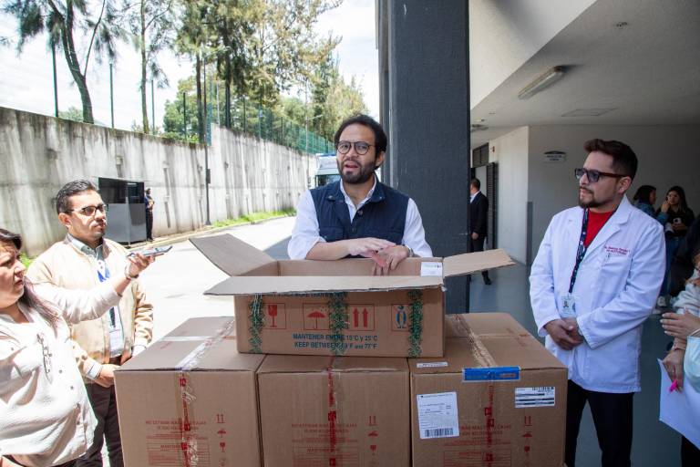 $!Lama entregando decenas de cajas de medicamentos en el Hospital General Quito Sur.