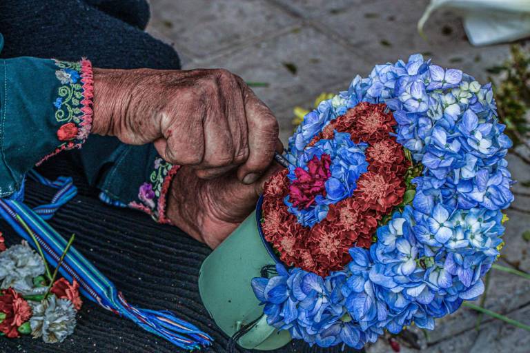 $!Todos los domingos las muñidoras se dedican a tejer vistosos arreglos florales que serán colocados luego en los atrios de las iglesias.