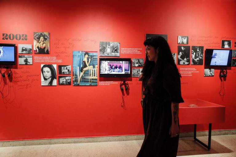 $!La exhibición Te amo de la cantautora Mon Laferte reúne fotografías, objetos personales y una colección de pinturas que muestran la faceta menos conocida de la artista, la muestra se encuentra en el Centro Cultural Gabriela Mistral (GAM) de Santiago de Chile.