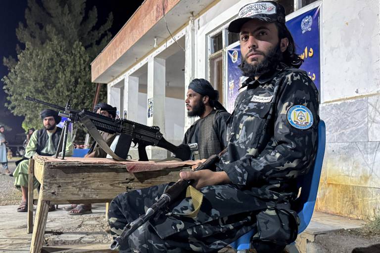 $!Personal de seguridad talibán vigila durante una sesión de poesía en Kandahar, el 13 de agosto de 2026, antes del quinto aniversario del regreso del gobierno talibán al poder.