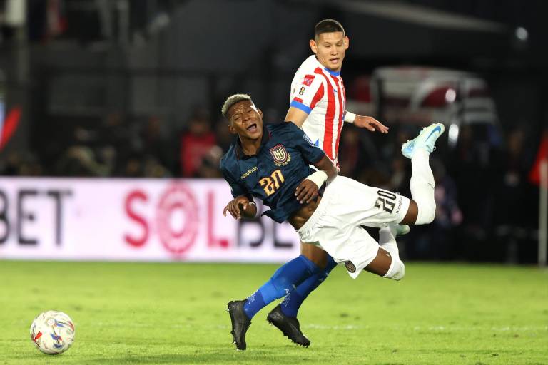 $!Juan José Cáceres de Paraguay disputa el balón con Nilson Angulo de Ecuador. El extremo derecho del Anderlecht de Bélgica fue severamente marcado por los guaranis.