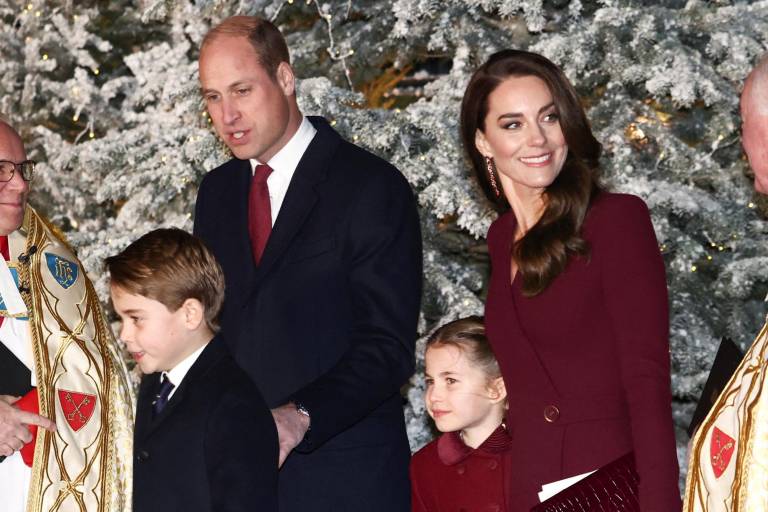 $!El príncipe William, Príncipe de Gales junto a su esposa Catalina y sus hijos la princesa Carlota y el príncipe Jorge atendiendo el concierto navideño en la Abadía de Westminster, en Londres.