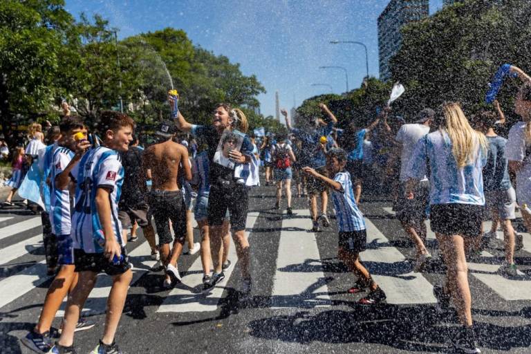 $!Fans of Argentina celebrate winning the Qatar 2022 World Cup against France at 9 de Julio avenue in Buenos Aires, on December 18, 2022. (Photo by TOMAS CUESTA / AFP)