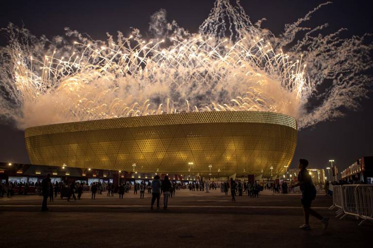 $!Lusail (Qatar), 18/12/2022.- Fireworks above Lusail stadium before the FIFA World Cup 2022 final soccer match between Argentina and France, Lusail, Qatar, 18 December 2022. (Incendio, Mundial de Fútbol, Francia, Estados Unidos, Catar) EFE/EPA/MARTIN DIVISEK