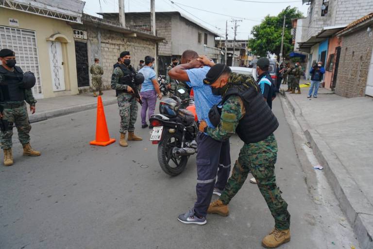 $!Militares y policías operan en sectores críticos de Guayaquil