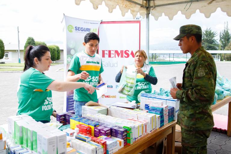 $!Voluntarios ofertan medicina durante una de sus jornadas de atención.