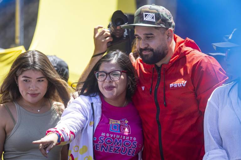 $!El diputado de la Asamblea Nacional, Nicolás Maduro Guerra, saluda durante una manifestación este lunes, en Caracas (Venezuela).