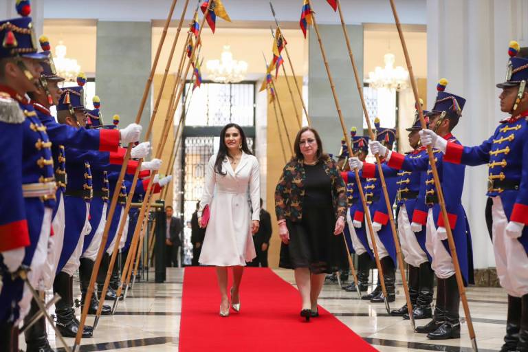 $!Fotografía en la que aparece Verónica Abad (I) caminando sobre una alfombra roja y entre una formación de Granaderos de Tarqui.