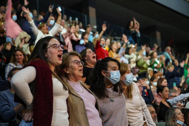 $!Fanáticas del cantautor español José Luis Perales disfrutan de la música durante su último concierto en Montevideo (Uruguay).