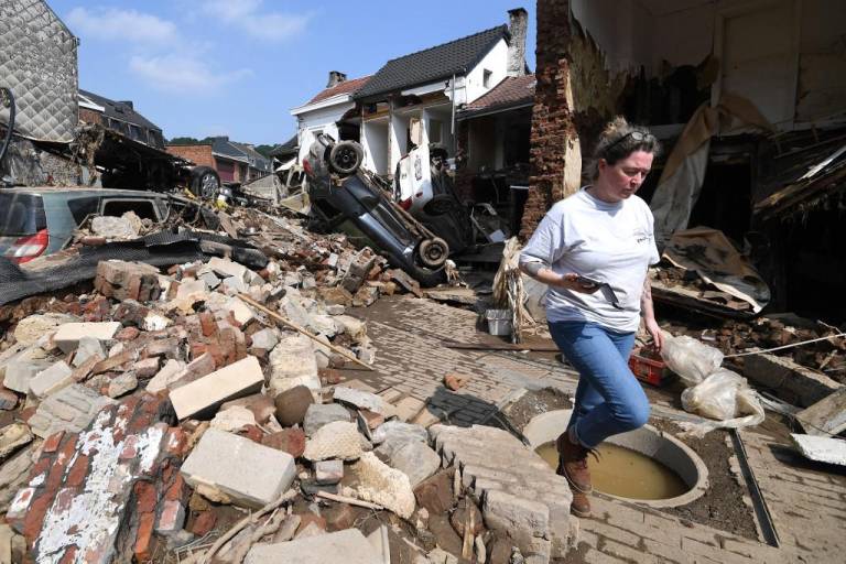 $!Una residente camina entre los edificios destruidos en Pepinster, cerca de Lieja, el 19 de julio de 2021, luego de fuertes lluvias.