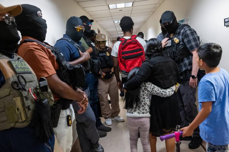 $!Agentes federales, incluidos miembros de ICE, patrullan los pasillos del tribunal de inmigración en el edificio federal Jacob K. Javitz el 24 de julio de 2025 en la ciudad de Nueva York.