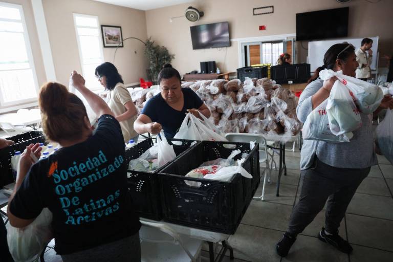 $!Voluntarios comunitarios, organizados por organizaciones comunitarias, incluido el Centro de trabajadores de lavado de autos CLEAN.