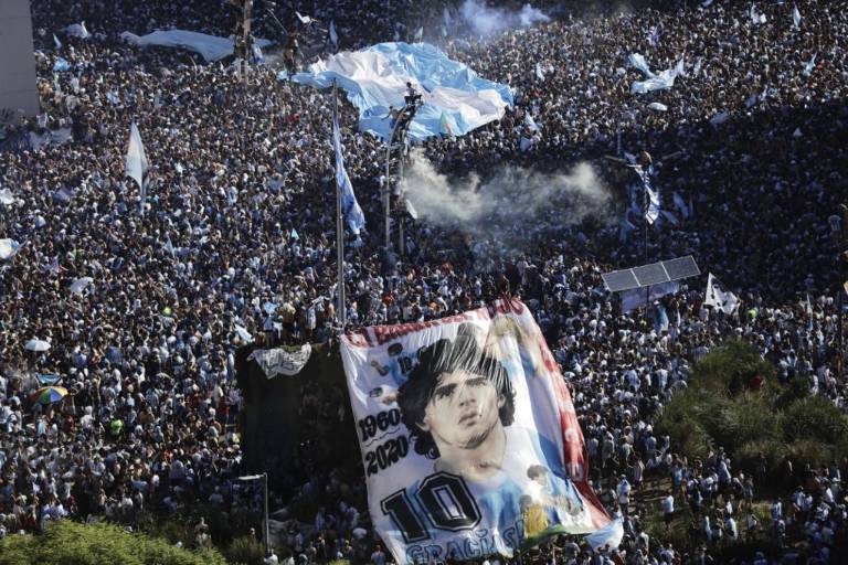 $!In this aerial view fans of Argentina gather at the Obelisk to celebrate winning the Qatar 2022 World Cup against France in Buenos Aires, on December 18, 2022. (Photo by Emiliano Lasalvia / AFP)