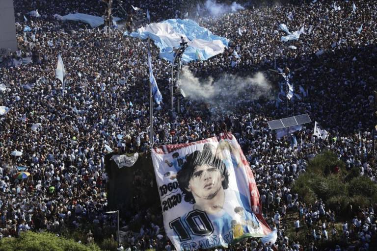 $!In this aerial view fans of Argentina gather at the Obelisk to celebrate winning the Qatar 2022 World Cup against France in Buenos Aires, on December 18, 2022. (Photo by Emiliano Lasalvia / AFP)