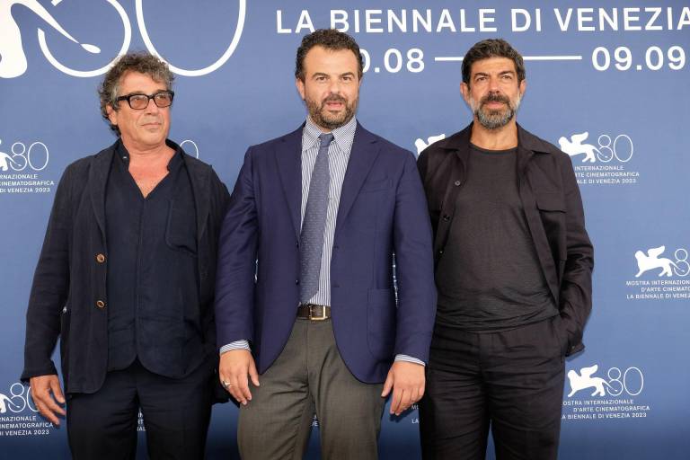 $!(De izquierda a derecha) el escritor italiano Sandro Veronesi, el cineasta italiano Edoardo De Angelis y el actor italiano Pierfrancesco Favino posan durante una sesión fotográfica de 'Comandante' en el 80º Festival Internacional de Cine de Venecia.
