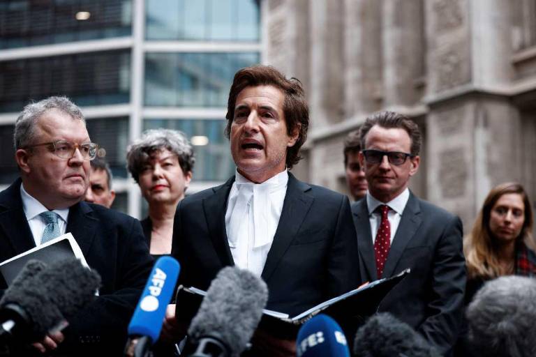 $!El abogado David Sherborne (centro) que representa al príncipe Harry, duque de Sussex, pronuncia una declaración en el exterior de los Tribunales Reales de Justicia, el Tribunal Superior de Gran Bretaña, Londres, tras llegar a un acuerdo sobre el segundo juicio contra el editor de The Sun.