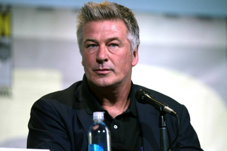 $!La familia de Halyna Hutchins no culpará a Alec Baldwin por su muerte